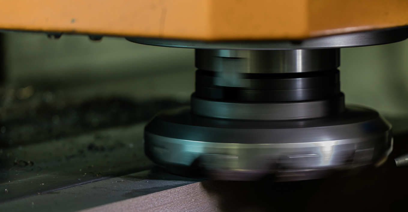 Fotografia de uma peça de aço a ser maquinada.