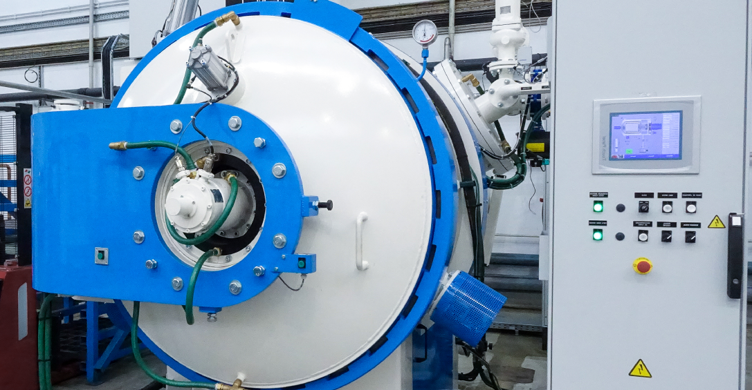 Fotografia de um forno de tratamentos térmicos.