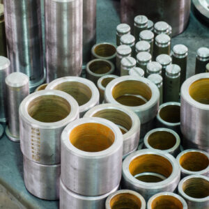 Pinos e buchas feitos num torno