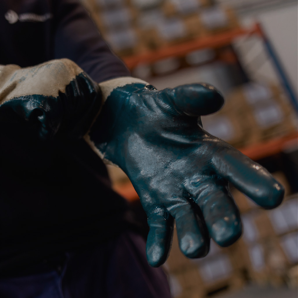 Uma pessoa coloca as luvas de segurança