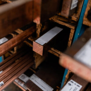 Barras de cobre numa prateleira