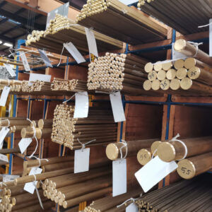 Ligas de latão numa prateleira