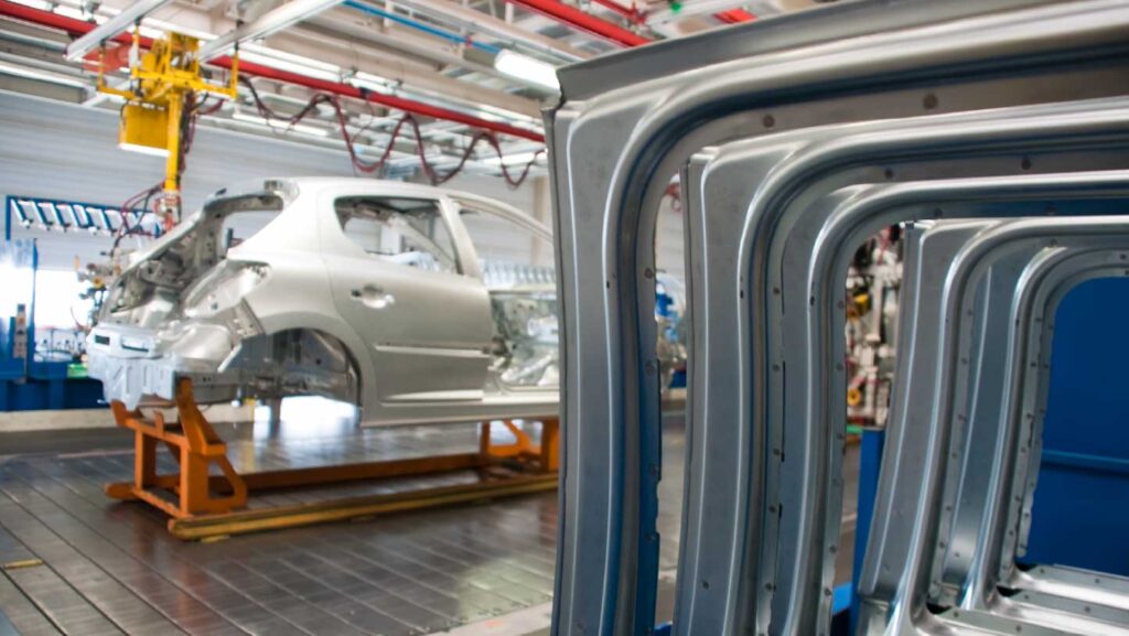estrutura da porta de automóvel numa linha de produção
