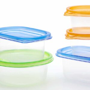 Recipientes de plastico para comida empilhados